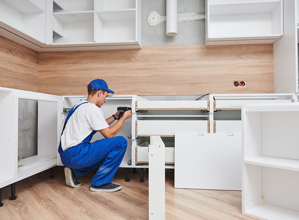 Современная ванная с двумя раковинами и зеркалами