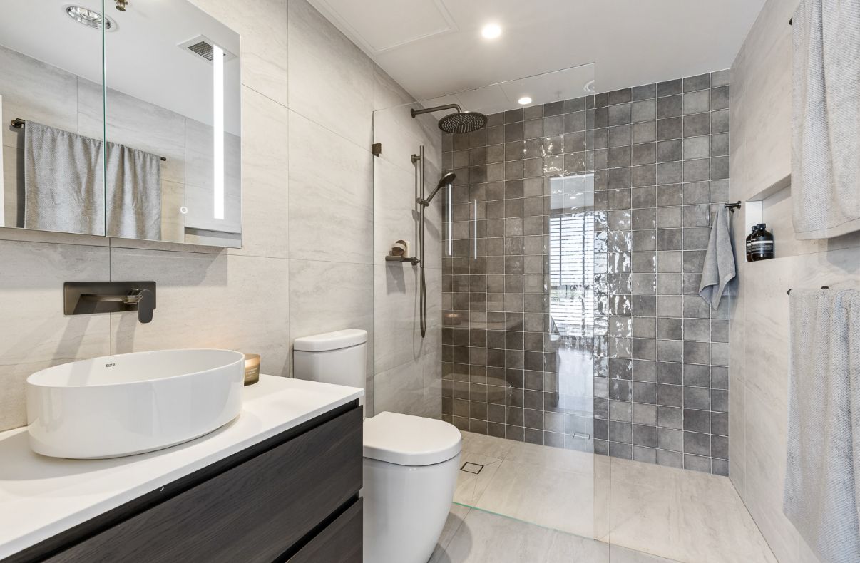 Светлая ванная с душевой и минималистичным дизайном